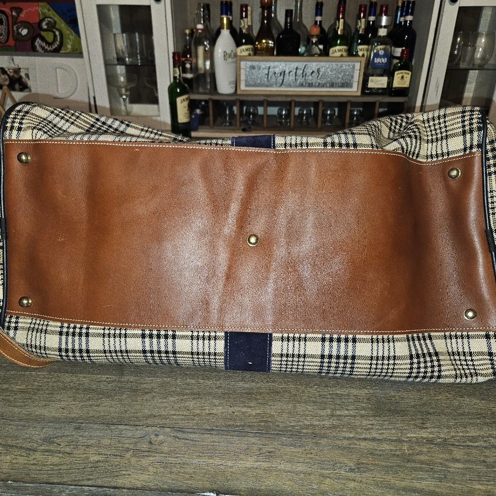 5/A Baker® Duffle Bag With Matching ORIGINAL 5/A Baker Blanket Wristlet Cosmetic - Picture 3 of 12